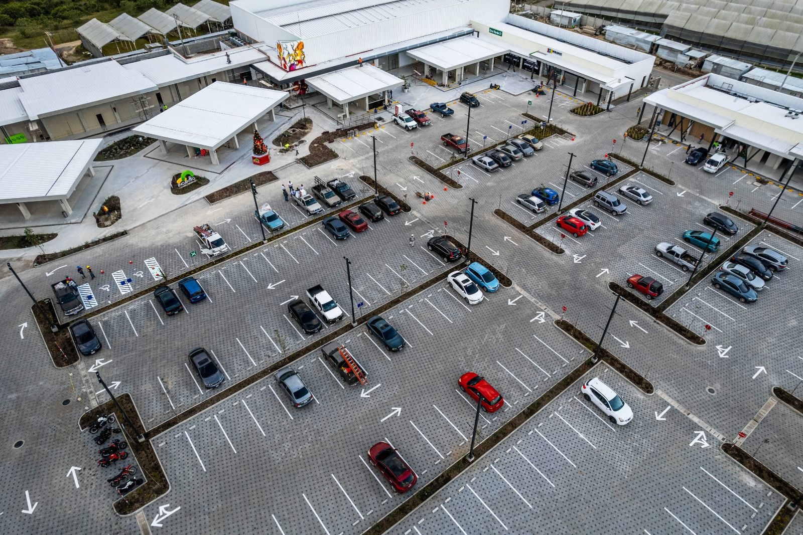 Mall and shopping centers construction Grupo Macro